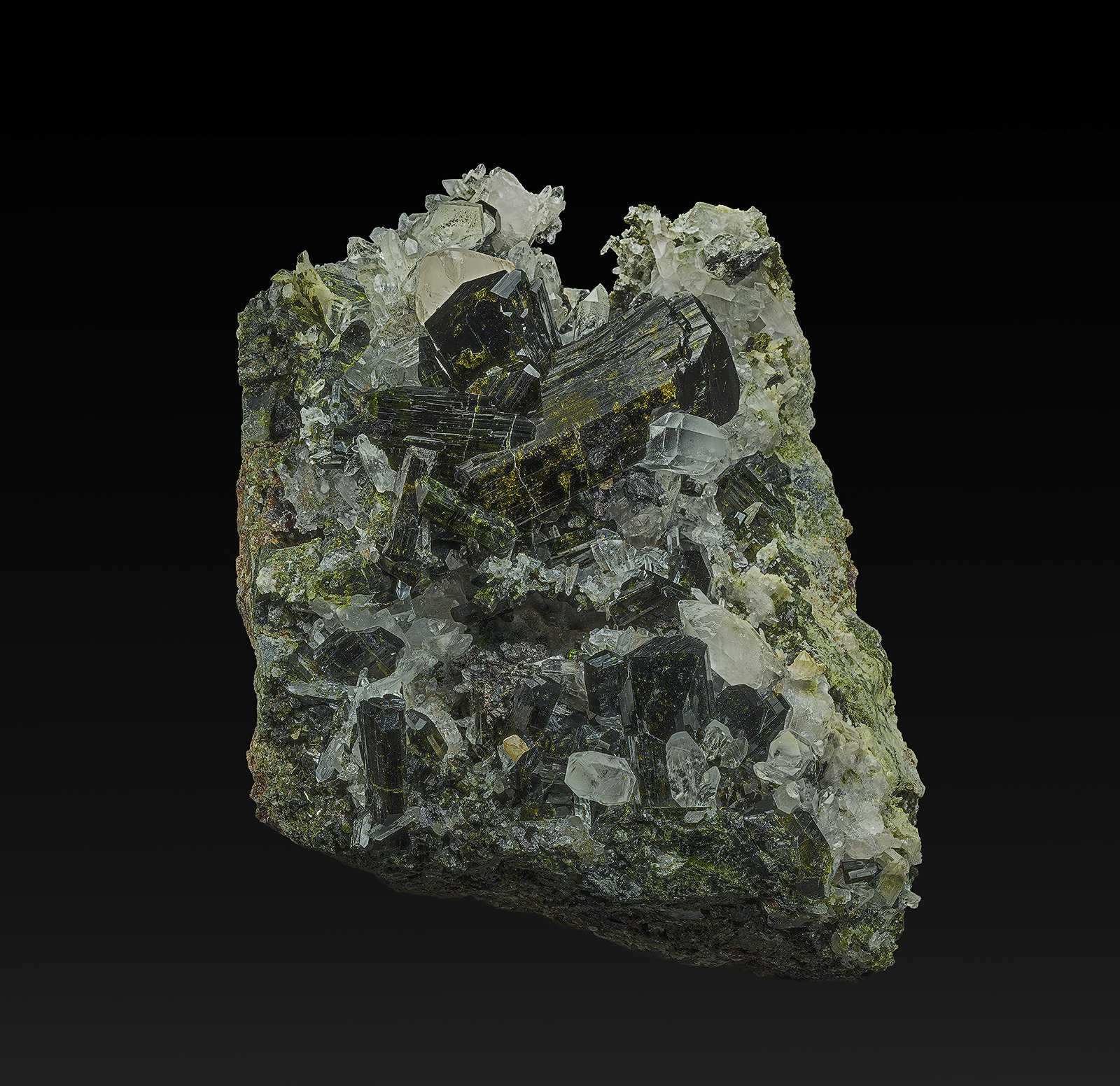 Epidote, Quartz, Calcite
11.7 x 14.4 cm
(Autor: am mizunaka)
