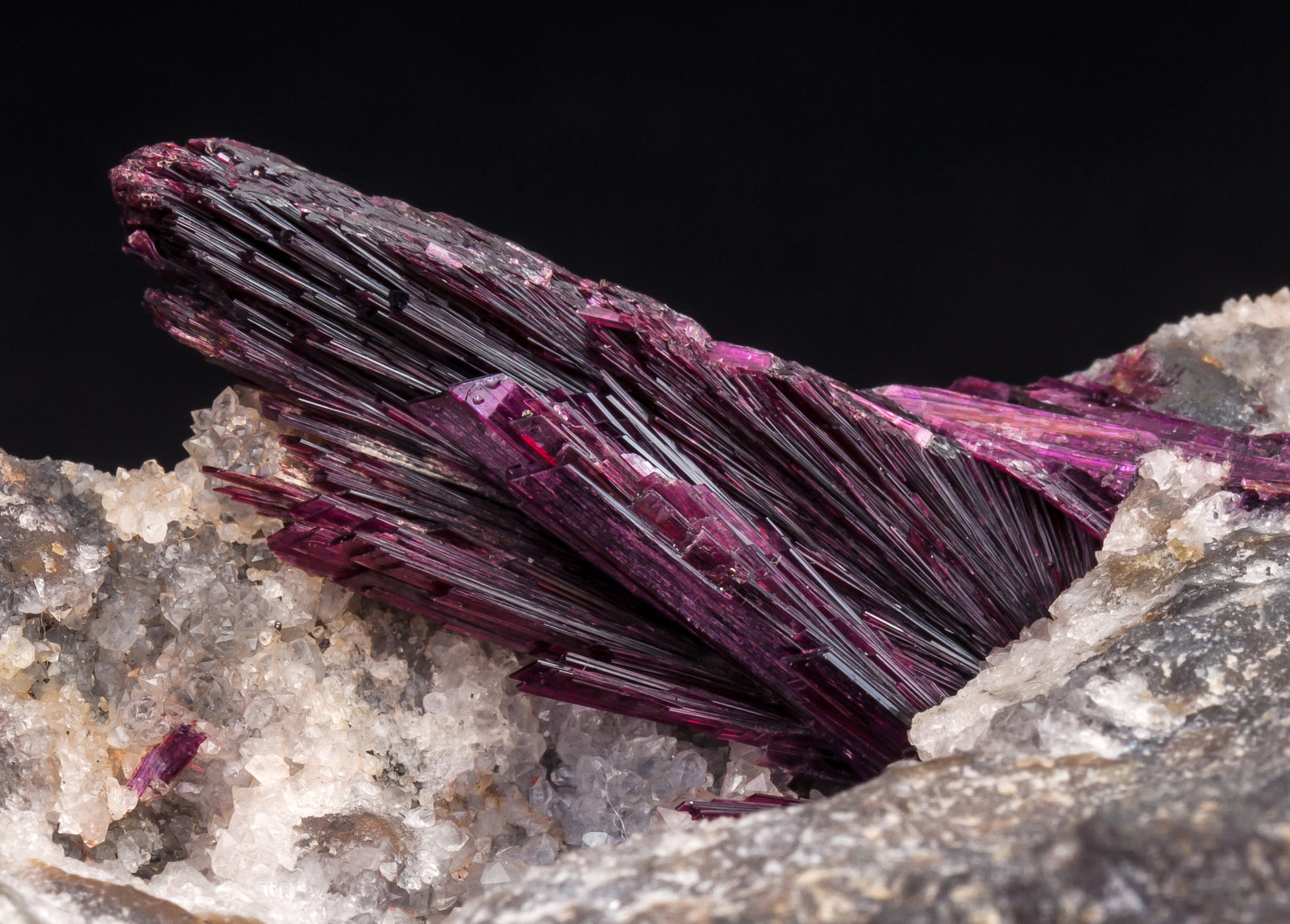 Erythrite with Quartz
Specimen size: 9.2 × 5.7 × 5.3 cm / main crystal size: 3 × 1.2 cm
(Autor: Jordi Fabre)
