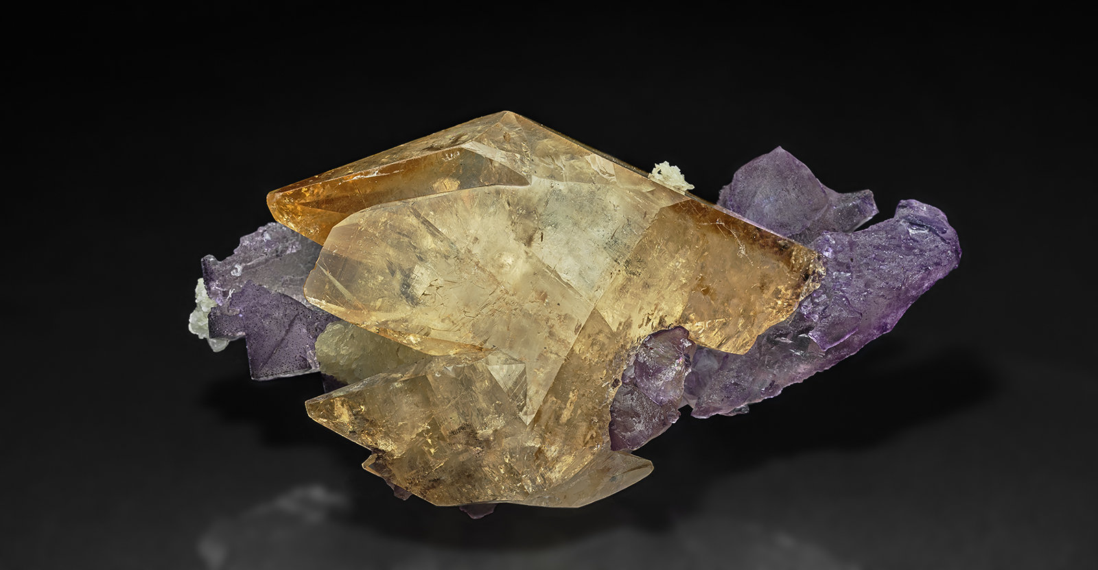 Fluorite, Calcite
12.0 x 6.5 cm
(Autor: am mizunaka)