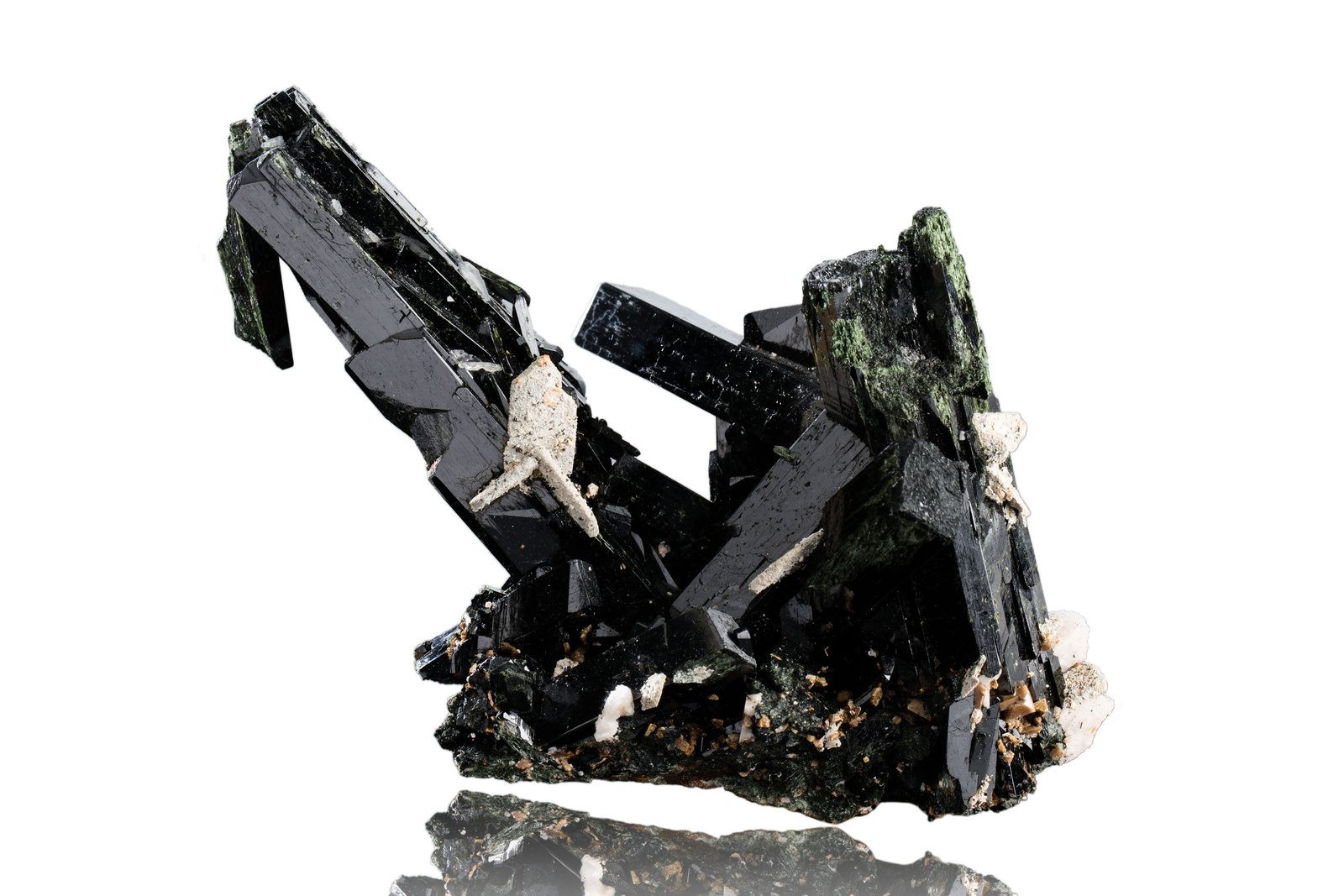 Euxenite-(Y) with Aegirine and Zircon
15 x 9 x 9 cm / main crystal: 1.8 cm.
(Autor: MIM Museum)