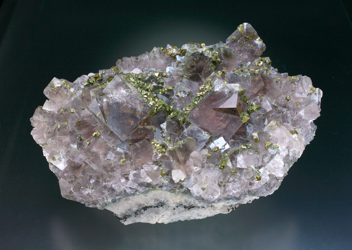 Fluorite, chalcopyrite, and barite
14x9x6 cm
(Autor: Jesse Fisher)