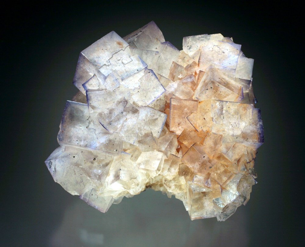 Fluorite
8x7x3 cm overall size
(Autor: Jesse Fisher)