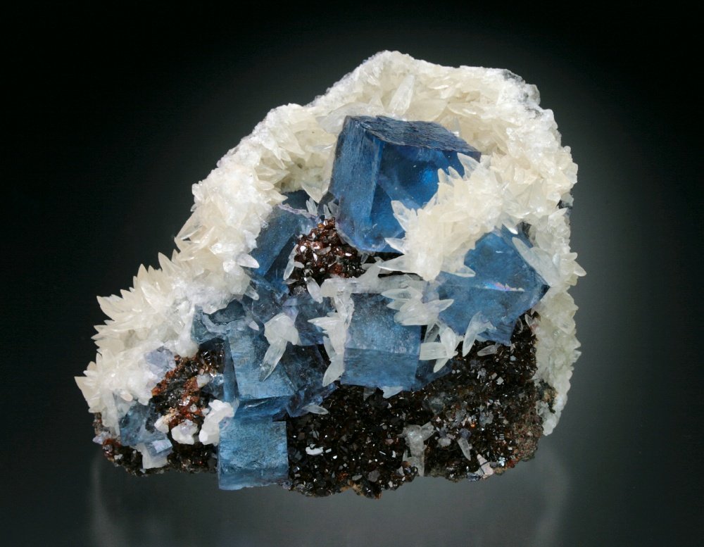 Fluorite, Sphalerite, and Calcite
8x7x6 cm overall size
(Autor: Jesse Fisher)