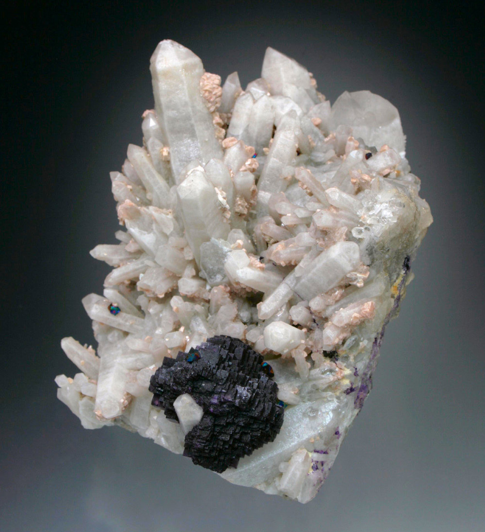 Fluorite, Quartz, Fluorapatite, Chalcopyrite
10x7x5 cm overall size
(Autor: Jesse Fisher)
