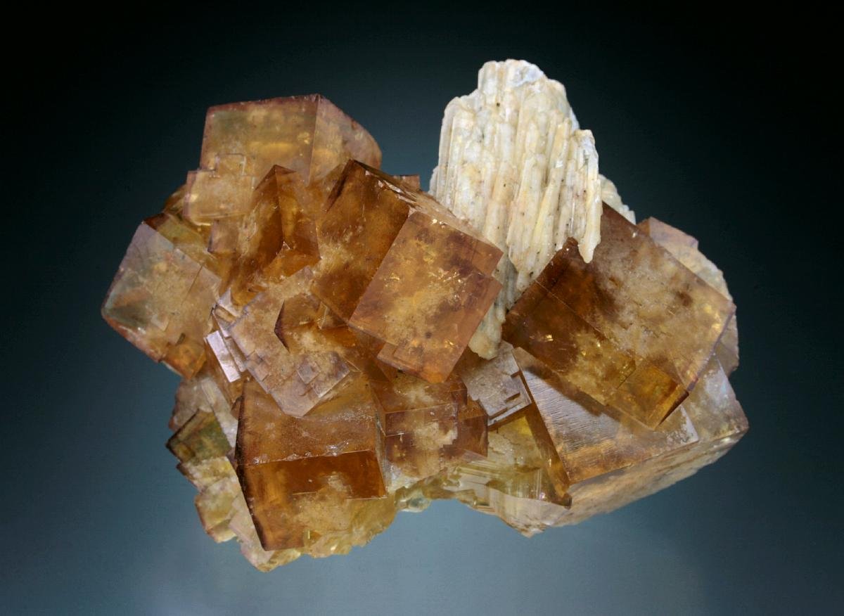 Fluorite, Barite
7x6x4 cm overall size
(Autor: Jesse Fisher)