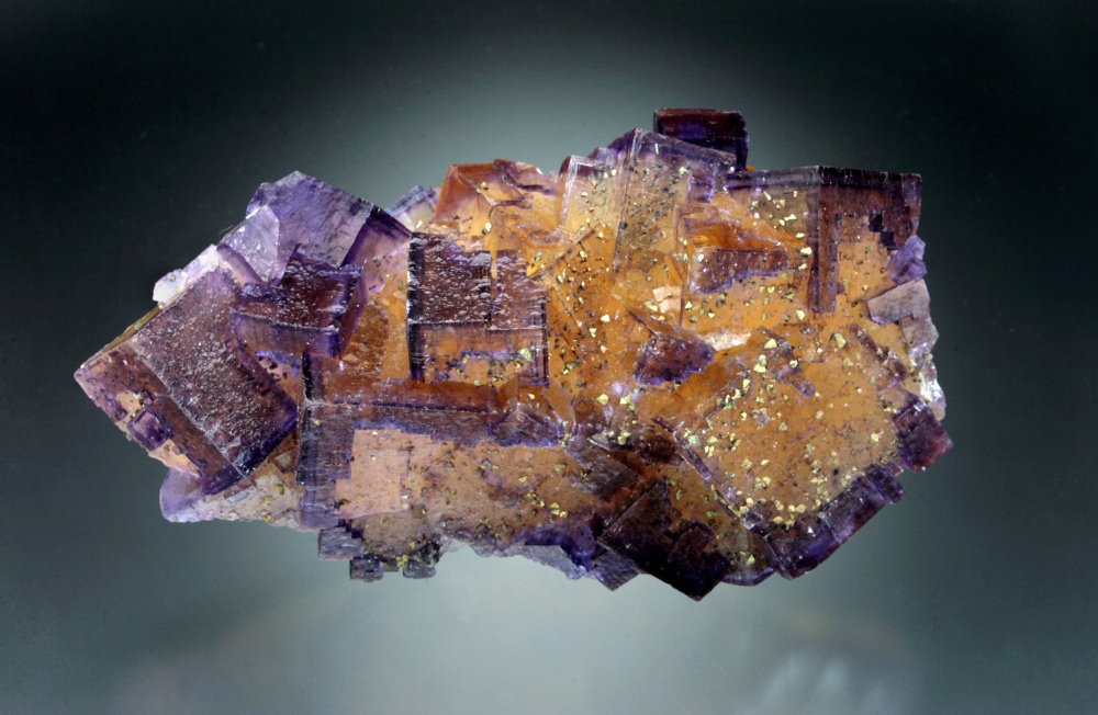 Fluorite with Chalcopyrite
15x6x5 cm overall size
(Autor: Jesse Fisher)