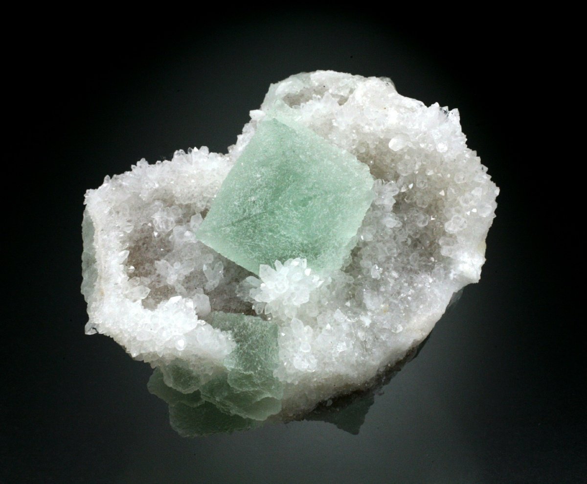 Fluorite, Quartz
6x4x3 cm overall size
(Autor: Jesse Fisher)