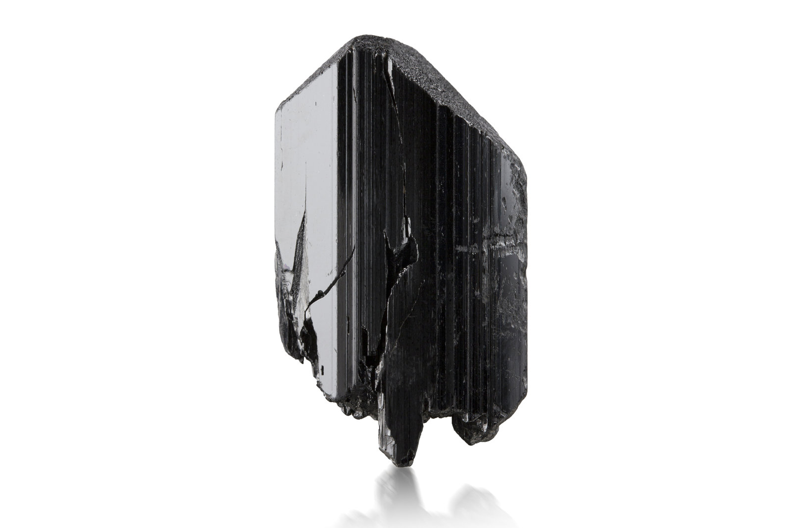 Ferro-pargasite
2.5 x 1 x 4.5 cm / main crystal: 4.2 cm
(Autor: MIM Museum)