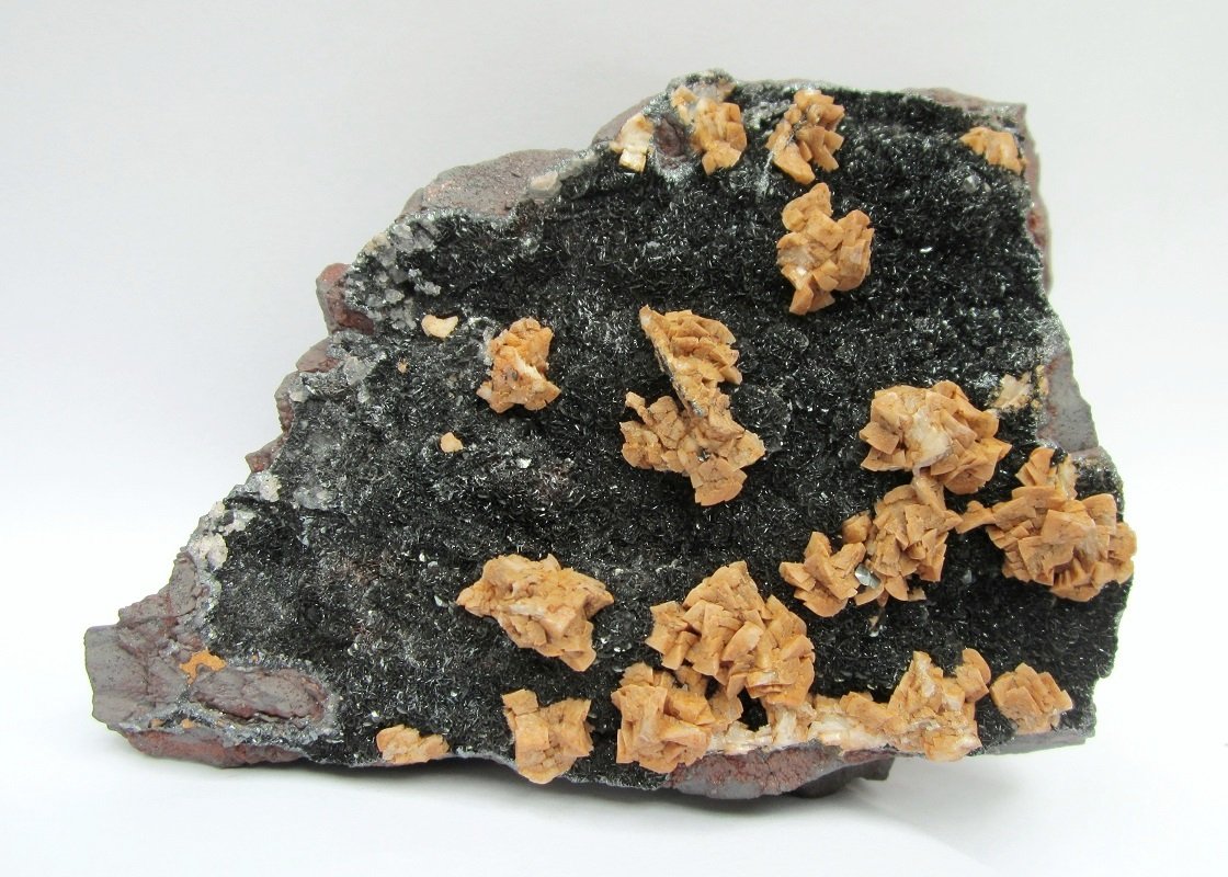 Dolomite, Hematite
Specimen size 12 cm, largest dolomite crystals 7 mm
(Autor: Tobi)