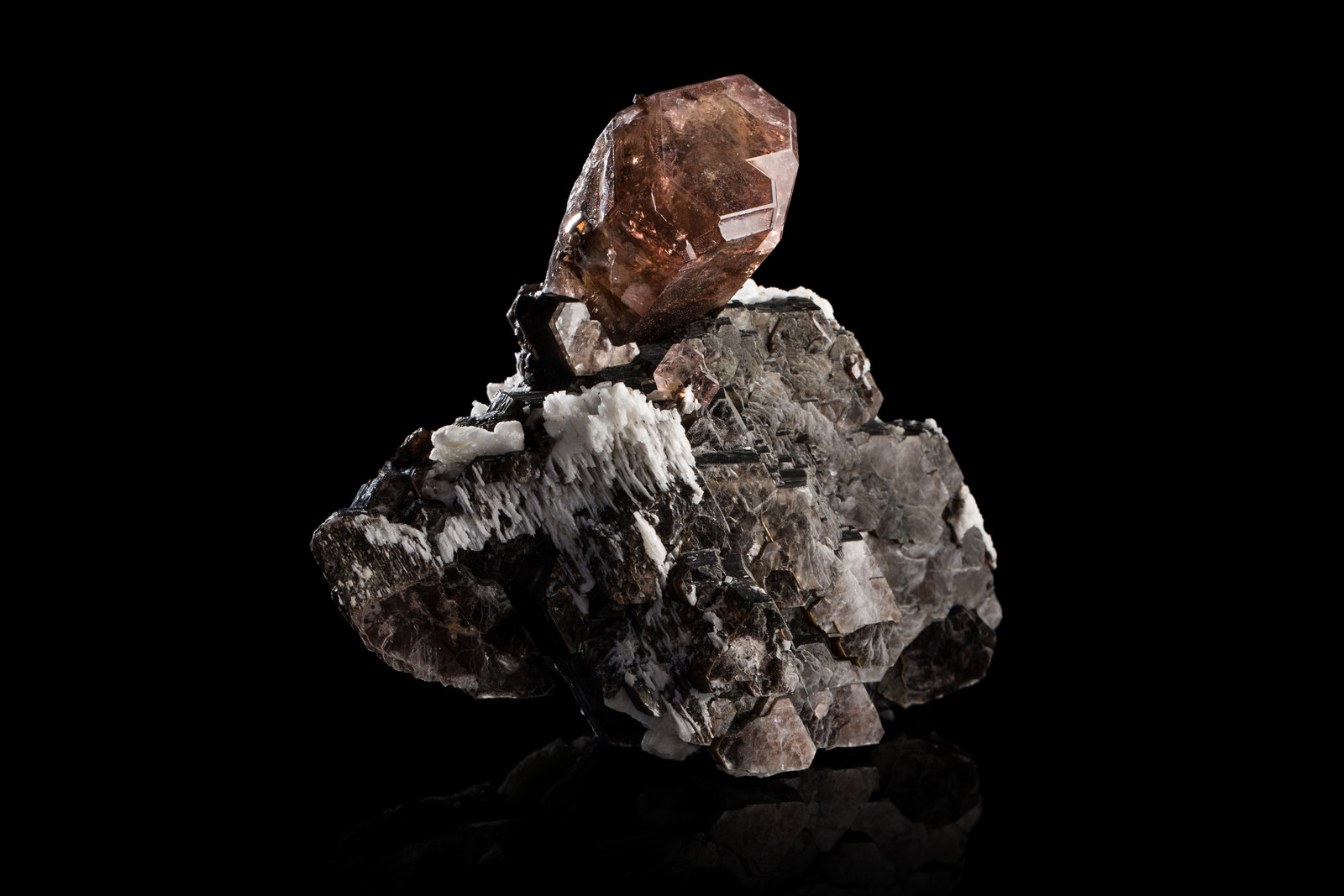 Fluorapatite on Muscovite
13 x 7 x 11 cm / main crystal: 4.8 cm
(Autor: MIM Museum)