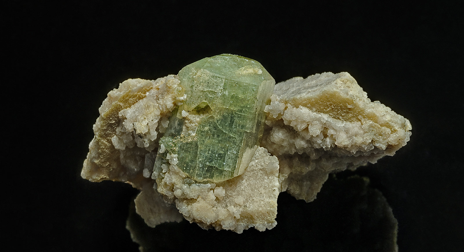 Apatite
4.2 x 2.3 cm
(Autor: am mizunaka)
