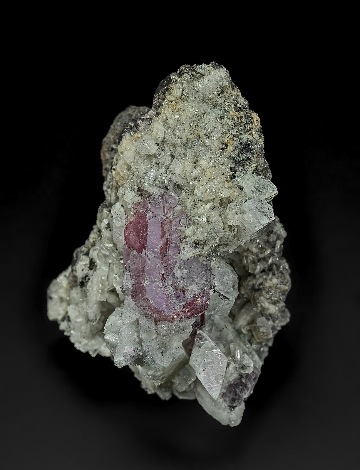 Fluorapatite, Albite, Dolomite
7.5 x 5.0 cm
(Autor: am mizunaka)