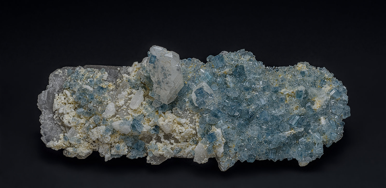 Fluorapatite, Quartz, Bertrandite
11.2 x 4.5 cm
(Autor: am mizunaka)