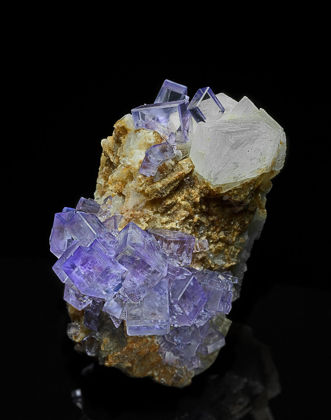 Fluorite, Calcite
9.7 x 6.3 cm
(Autor: am mizunaka)