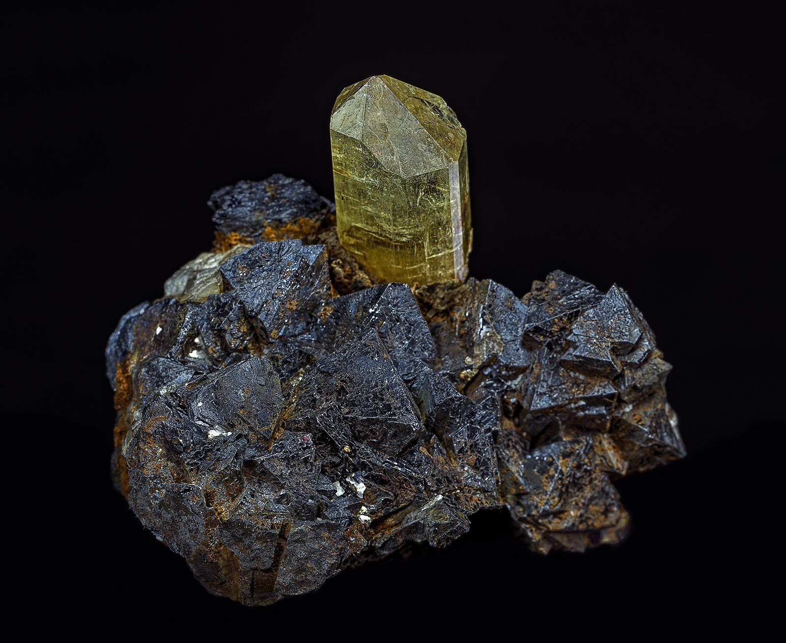 Fluorapatite, Hematite after Magnetite (variety martite)
5.1 x 4.0 cm
(Autor: am mizunaka)