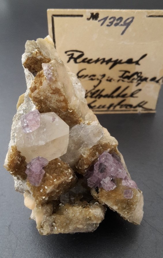 Fluorite, Quartz, Feldspar, Gilbertite
5 x 3 cm
(Autor: Andreas Gerstenberg)