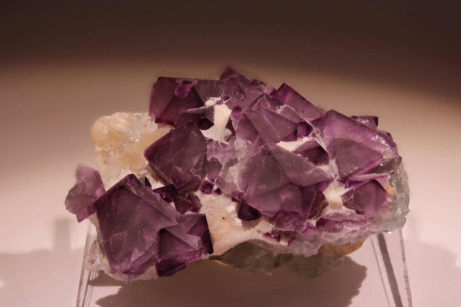 Fluorite
H:2 cm x W:7 cm x D: 5 cm
(Autor: Adrian Pripoae)