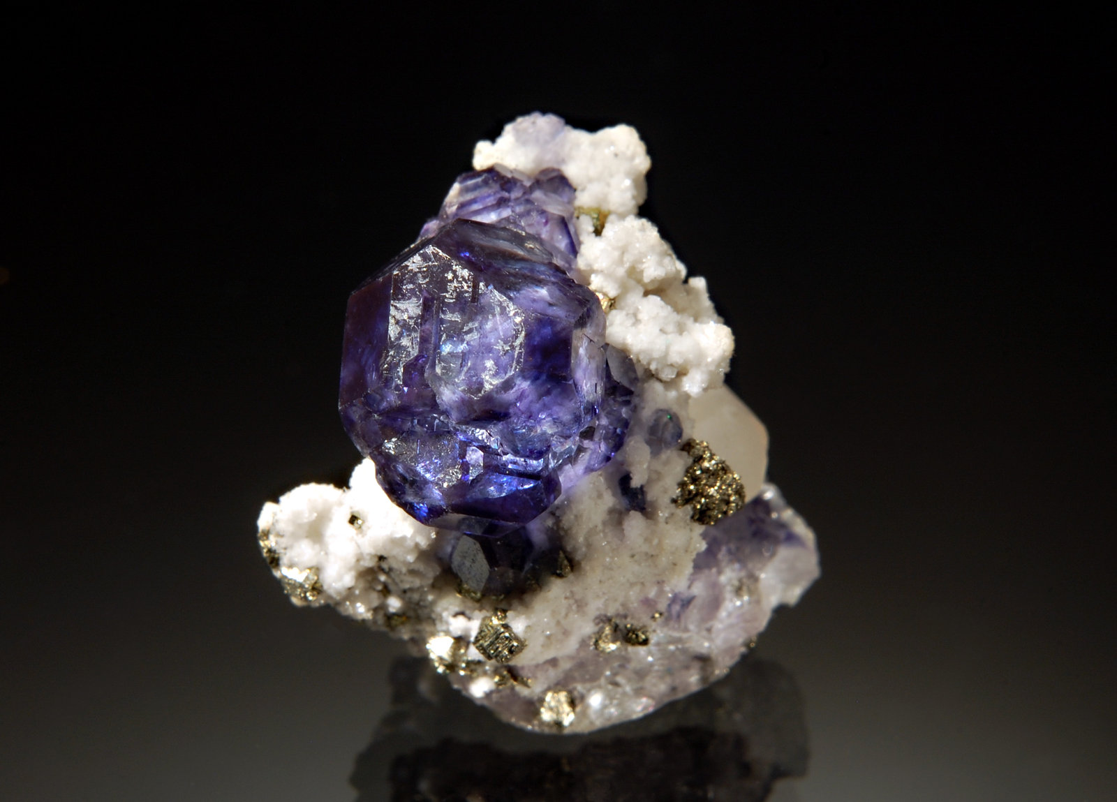 Fluorite
2.0 x 2.4 cm
(Autor: Michael Shaw)