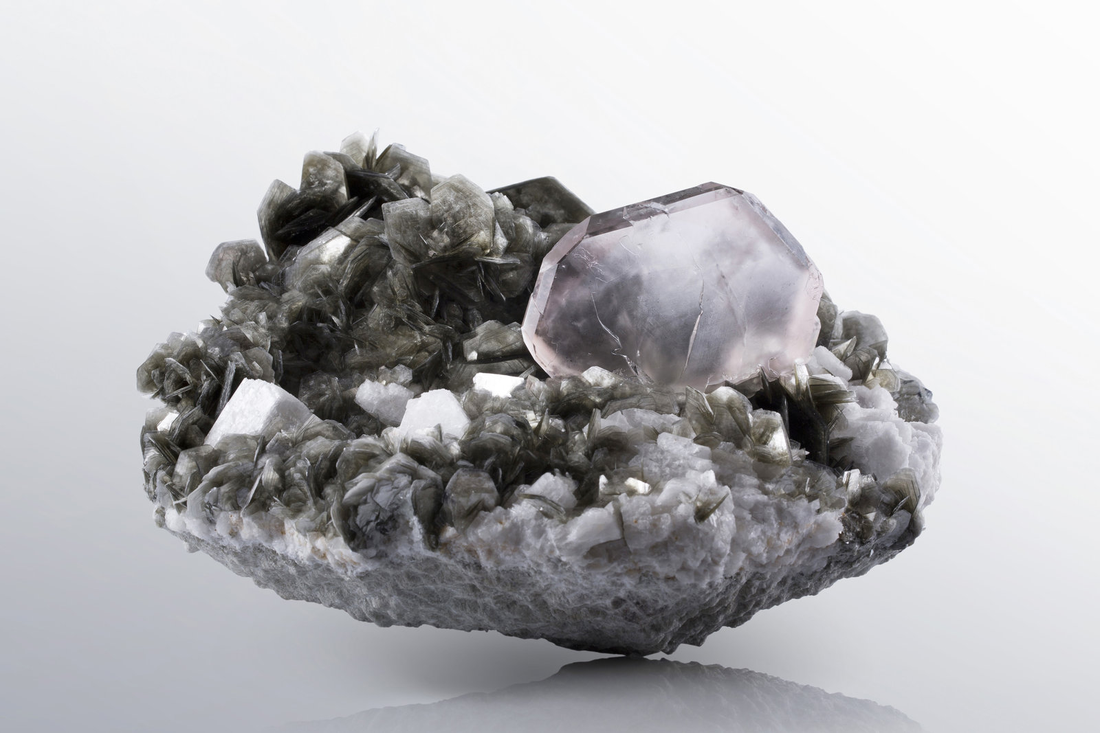 Fluorite on Mica (Group) and with Orthoclase
26 x 22 x 13.5 cm / main crystal: 9.0 cm.
(Autor: MIM Museum)