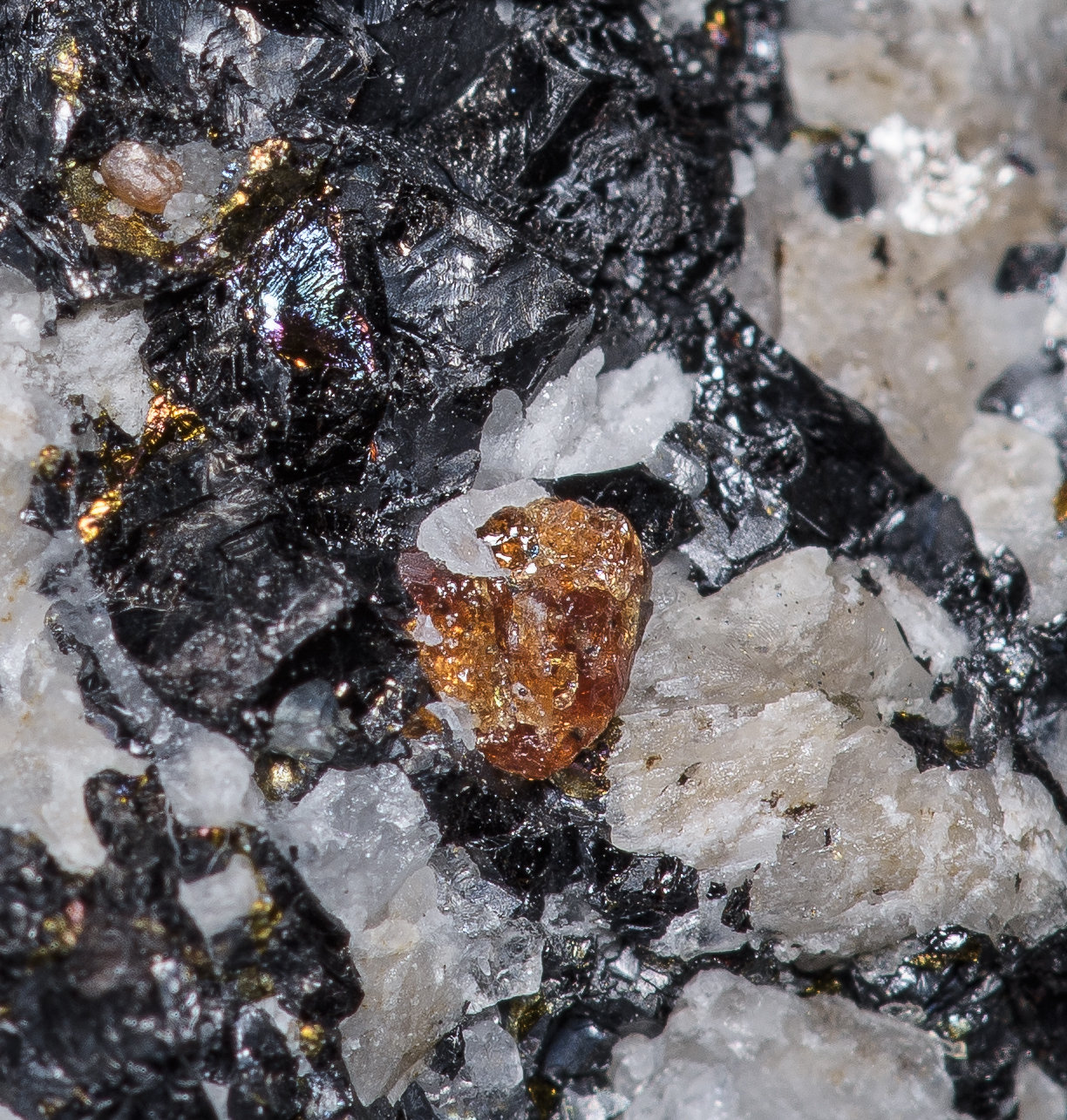 _Close up of unidentified minerals.
(Autor: am mizunaka)