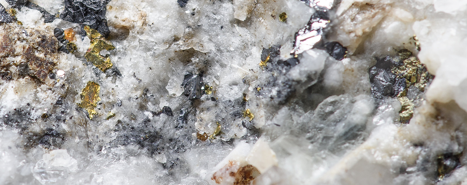 _Close up of another area with unidentified  minerals.
(Autor: am mizunaka)