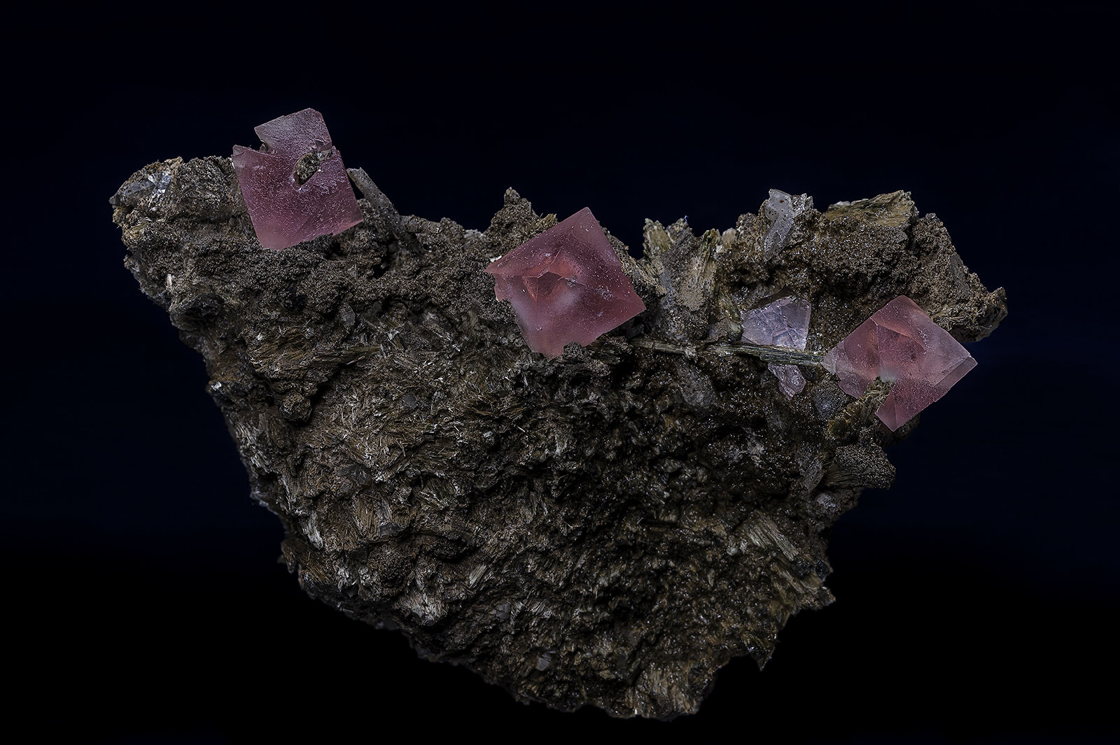 Fluorite, Hedenbergite, Quartz
7.2 x 4.5 cm
(Autor: am mizunaka)