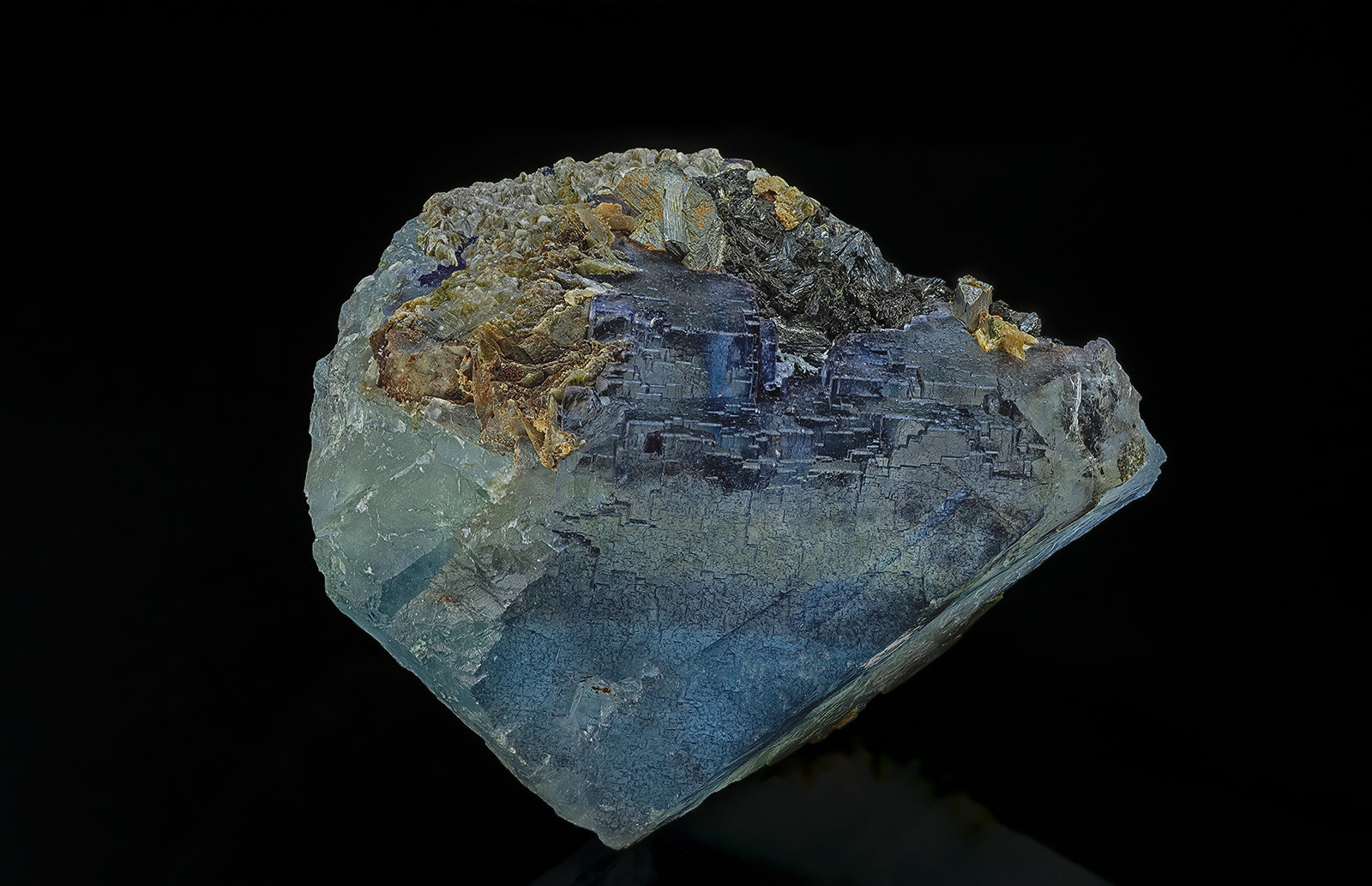 Fluorite, Ferberite, Arsenopyrite, Siderite
11.0 x 9.0 cm
(Autor: am mizunaka)