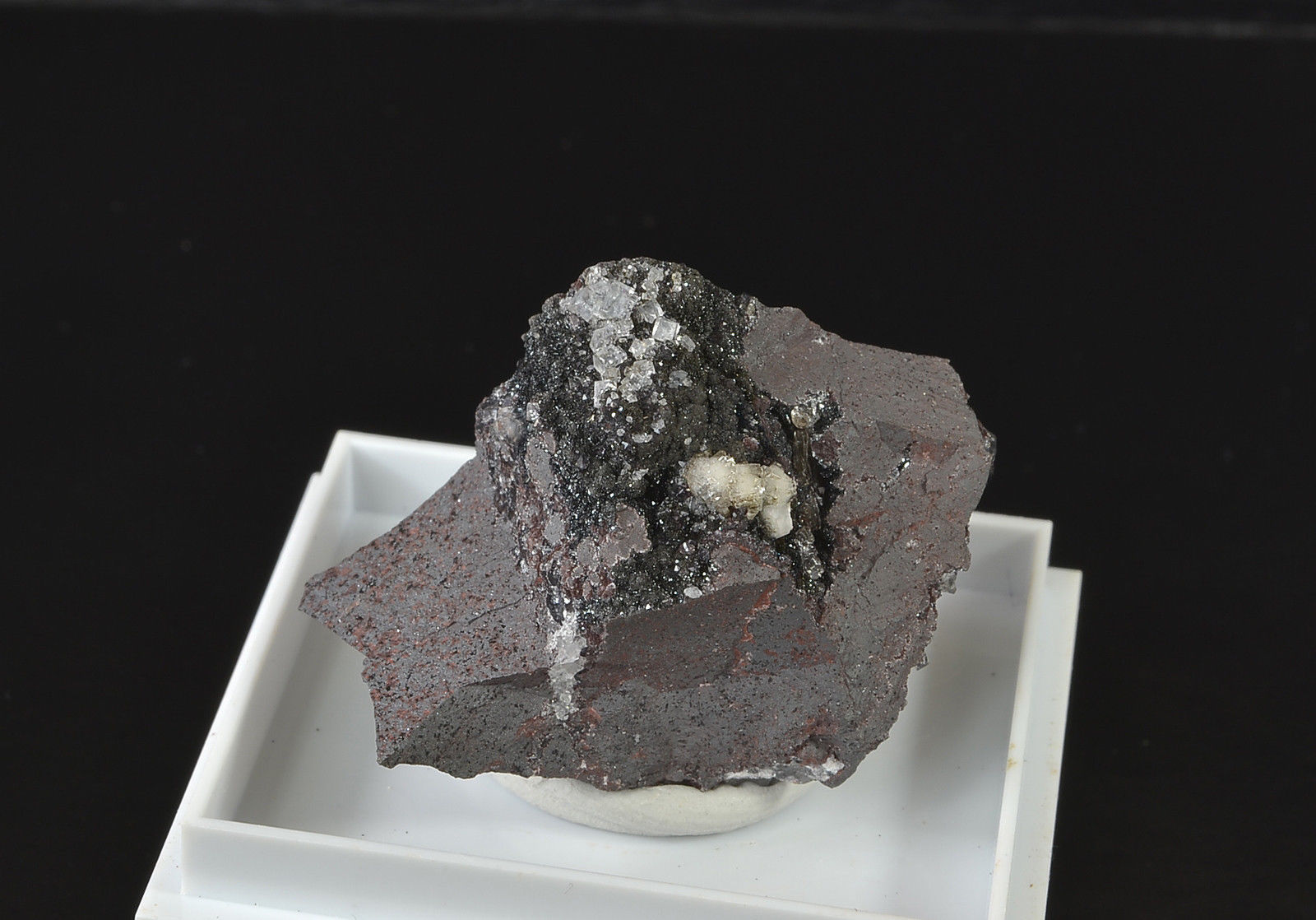Fluorite, Calcite, Quartz on Hematite
3x3cm
(Autor: captaincaveman)