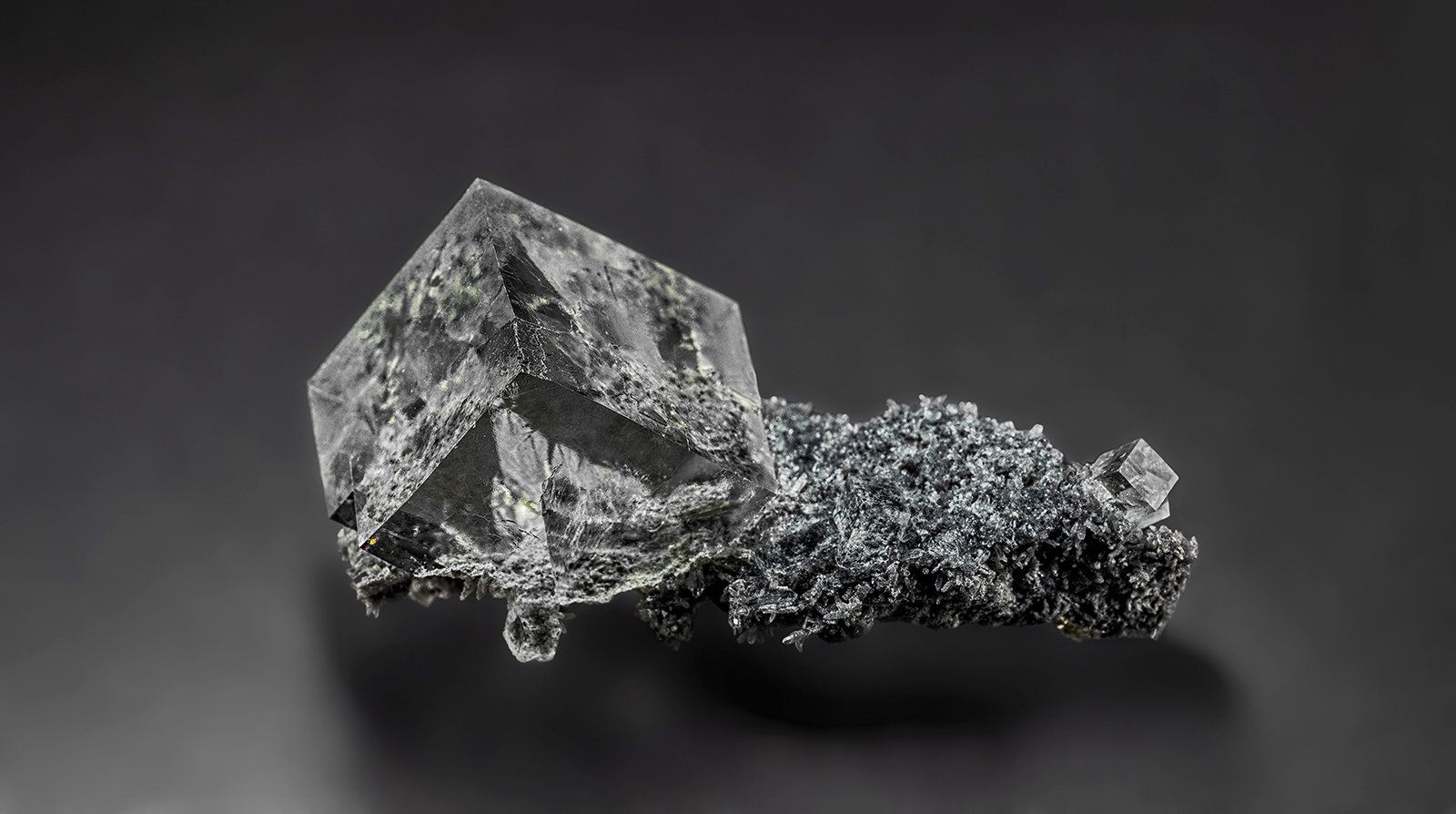 Fluorite, Quartz
3.7 x 1.2 cm
(Autor: am mizunaka)