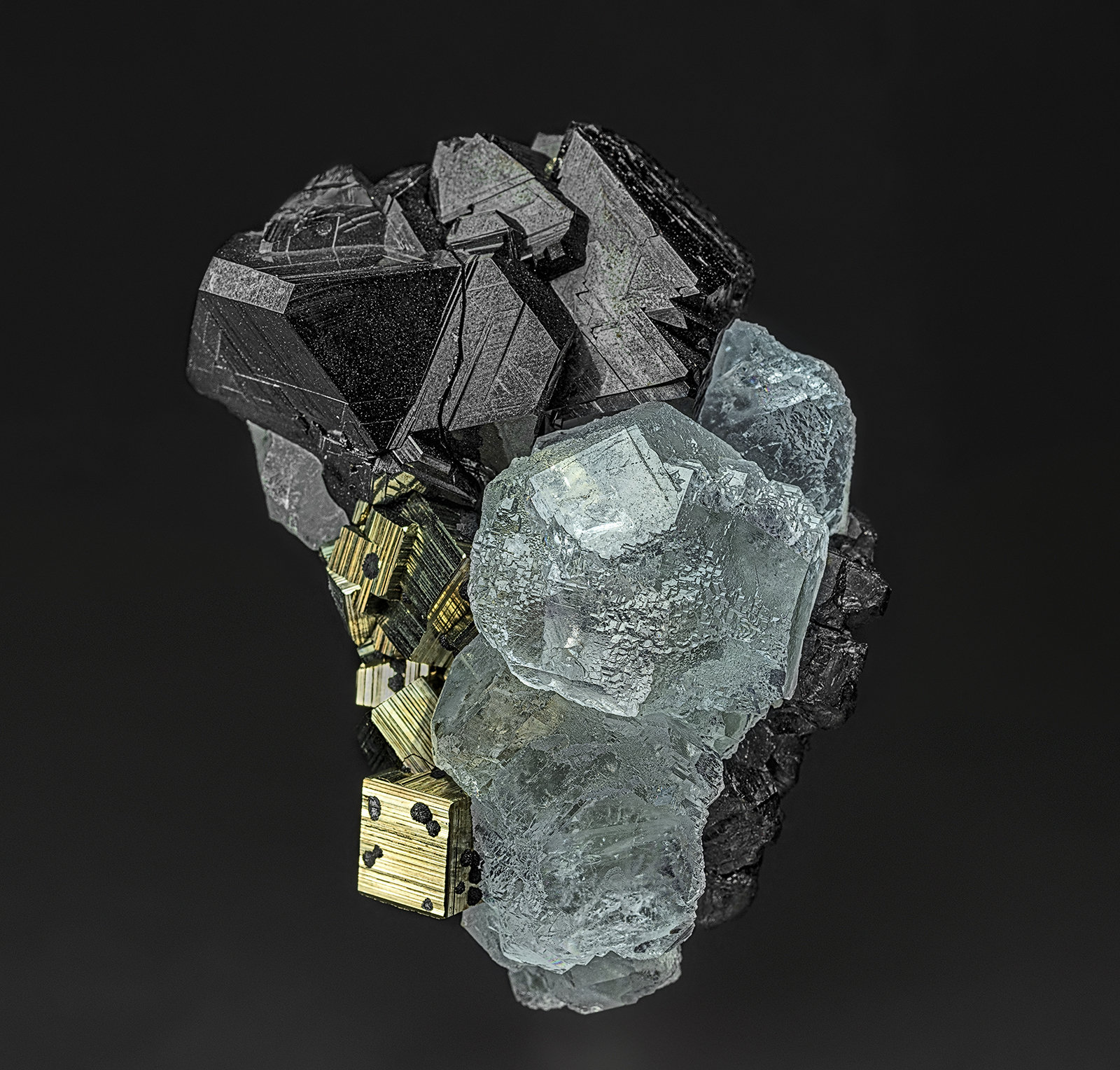 Fluorite, Sphalerite, Pyrite
7.0 x 5.4 cm
(Autor: am mizunaka)