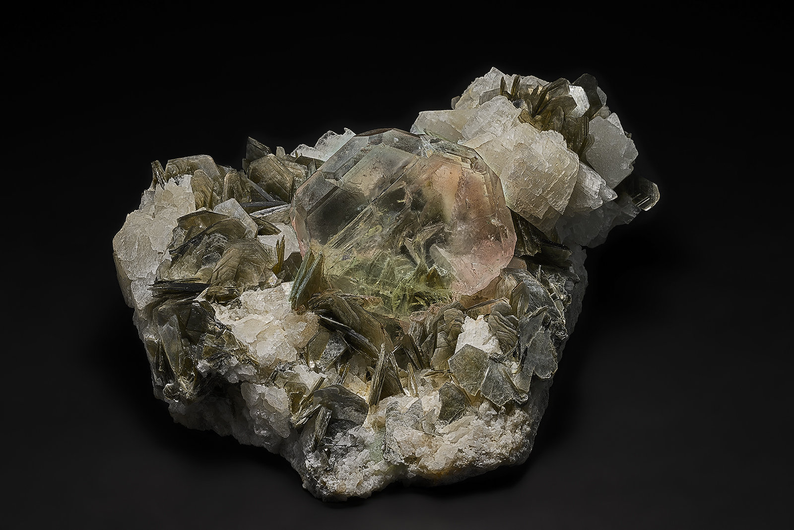 Fluorite, Muscovite, Albite
13.6 x 12.9 cm
(Autor: am mizunaka)
