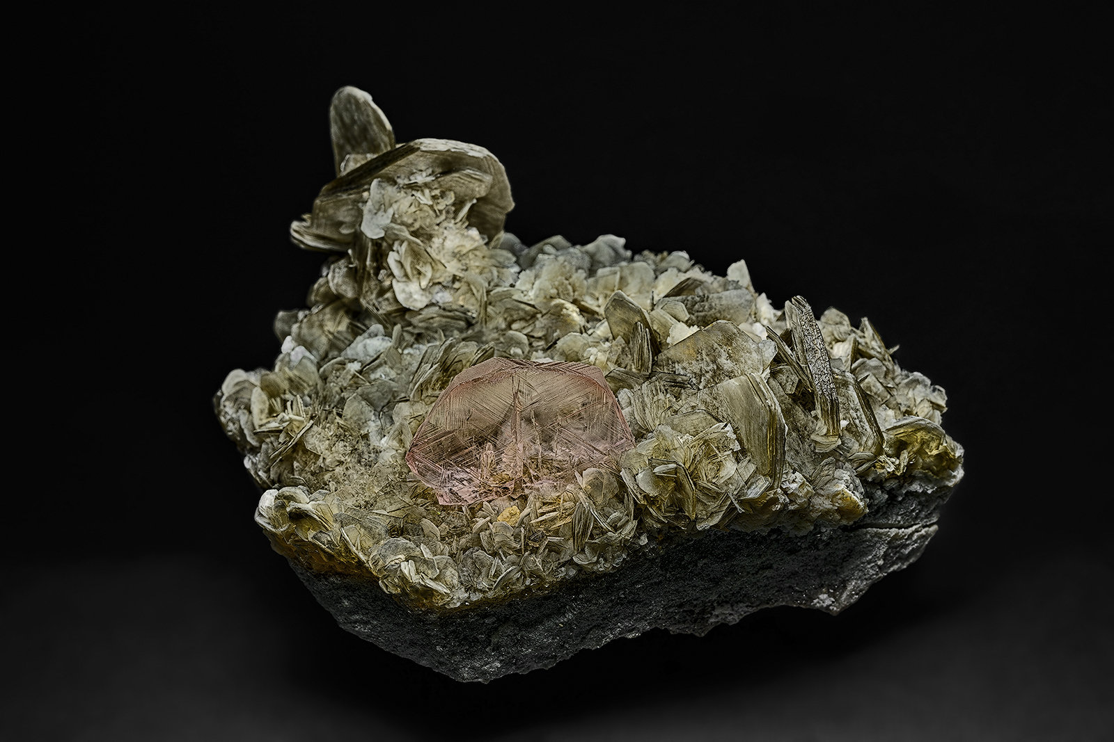 Fluorite, Muscovite
9.2 x 7.0 cm
(Autor: am mizunaka)