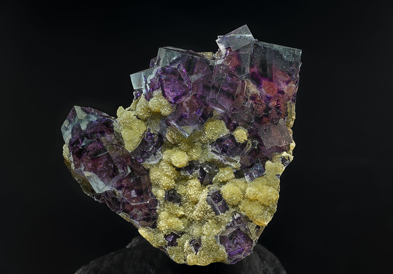 Fluorite, Muscovite
7.4 x 6.4 cm
(Autor: am mizunaka)