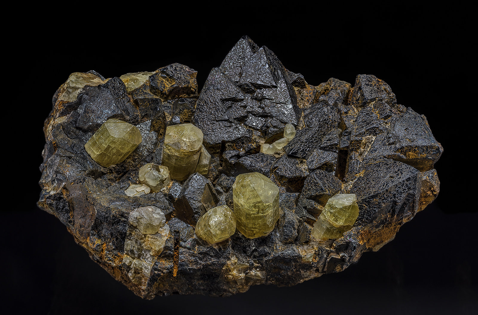 Fluorapatite, Hematite after Magnetite (variety martite)
12.9 x 7.9 cm
(Autor: am mizunaka)
