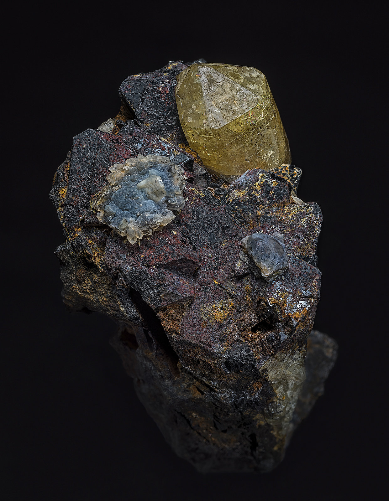 Fluorapatite,  Hematite after Magnetite (variety martite), Quartz (variety chalcedony)
7.1 x 5.4 cm
(Autor: am mizunaka)