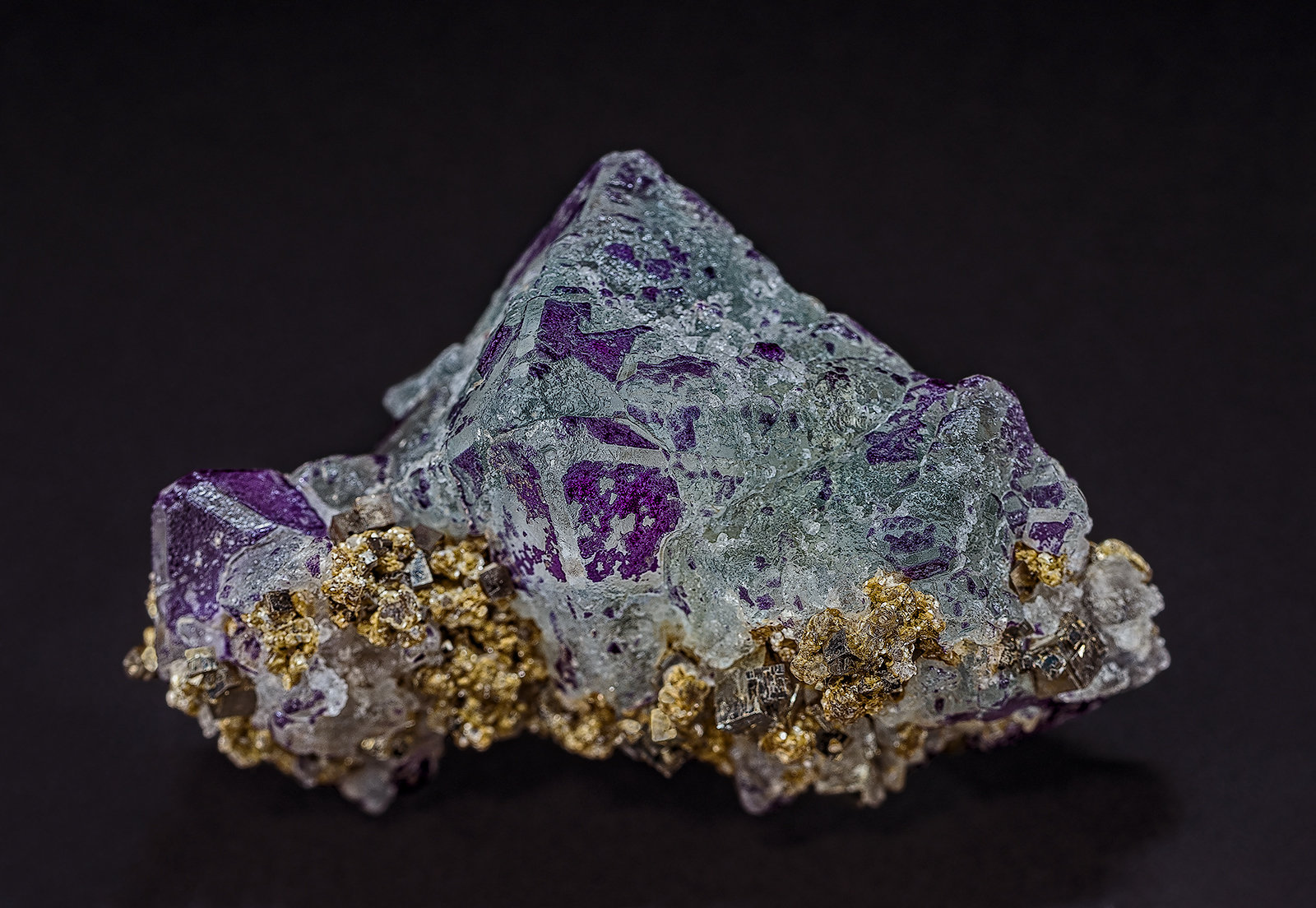 Fluorite, Pyrite, Muscovite
5.1 x 3.5 cm
(Autor: am mizunaka)