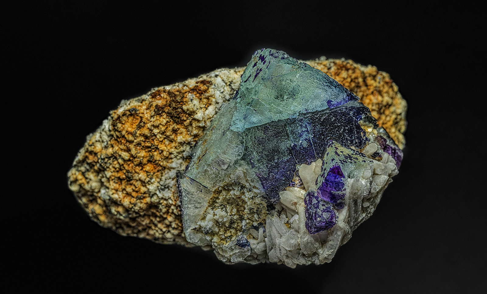 Fluorite, Quartz
8.4 x 7.6 cm
(Autor: am mizunaka)