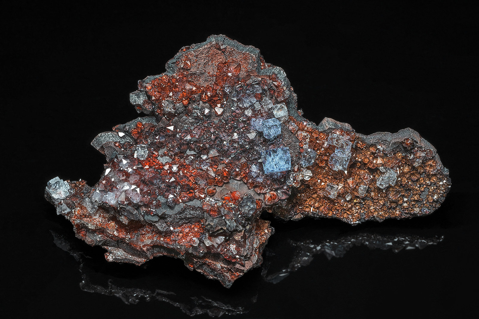Fluorite, Quartz, Hematite
7.0 x 4.3 cm
(Autor: am mizunaka)