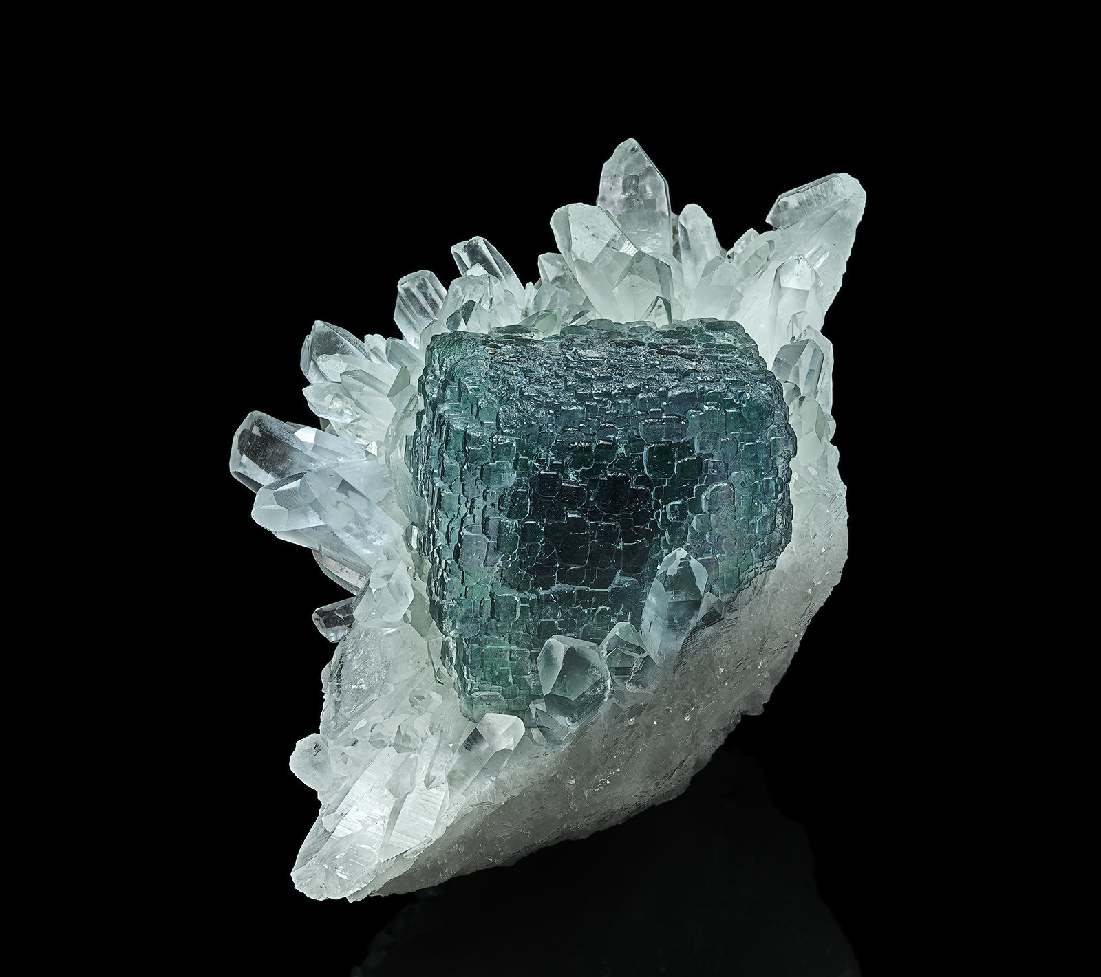 Fluorite, Quartz
7.9 x 4.7 cm
(Autor: am mizunaka)