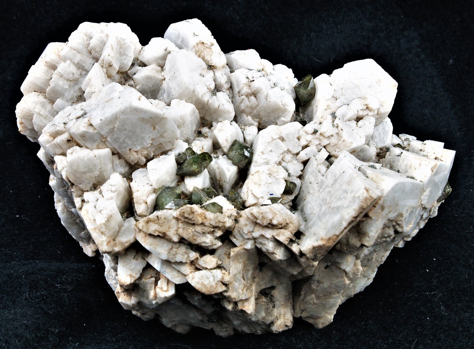 Titanite on Ilmenite pseudomorped by Rutile with Microcline
10x6x5.5 cm
(Autor: Joseph DOliveira)