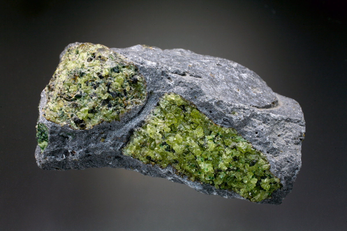 Forsterite
13x7x4 cm
(Autor: Jesse Fisher)