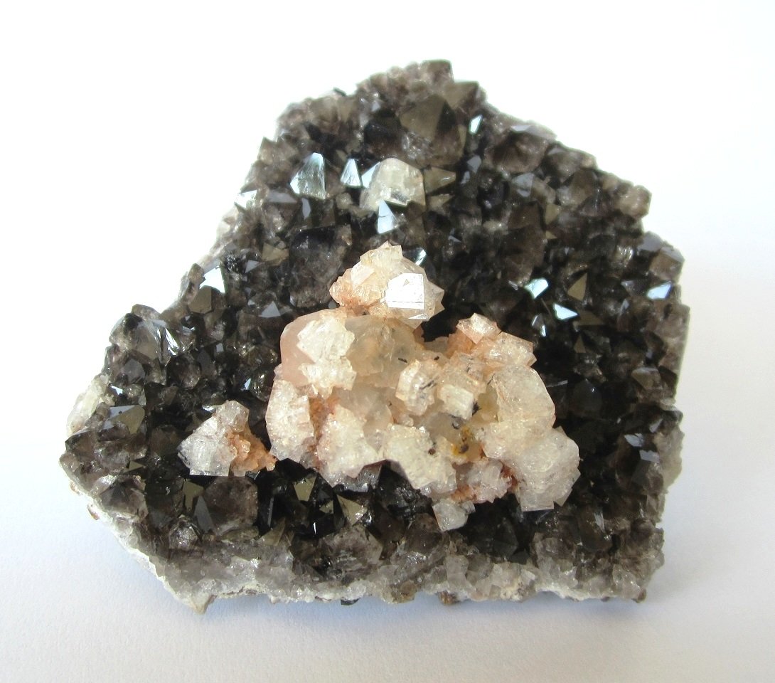 Chabazite, quartz, calcite, goethite
Specimen size 7 x 6 cm
(Autor: Tobi)
