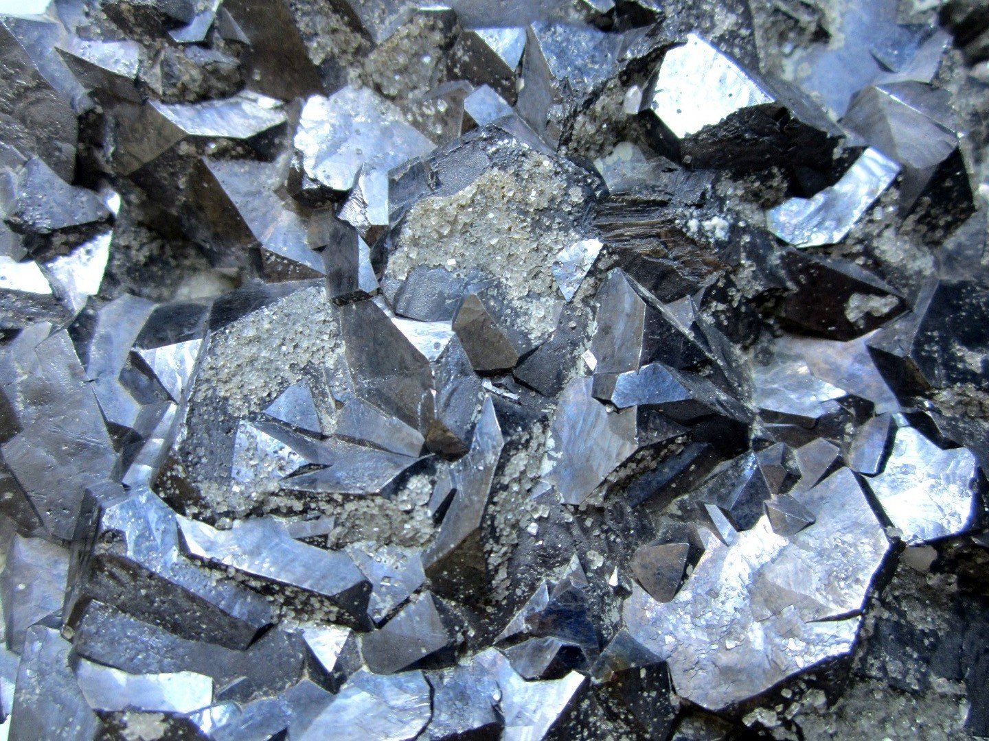 Galena, Fluorite
FOV 7 cm
(Autor: Tobi)