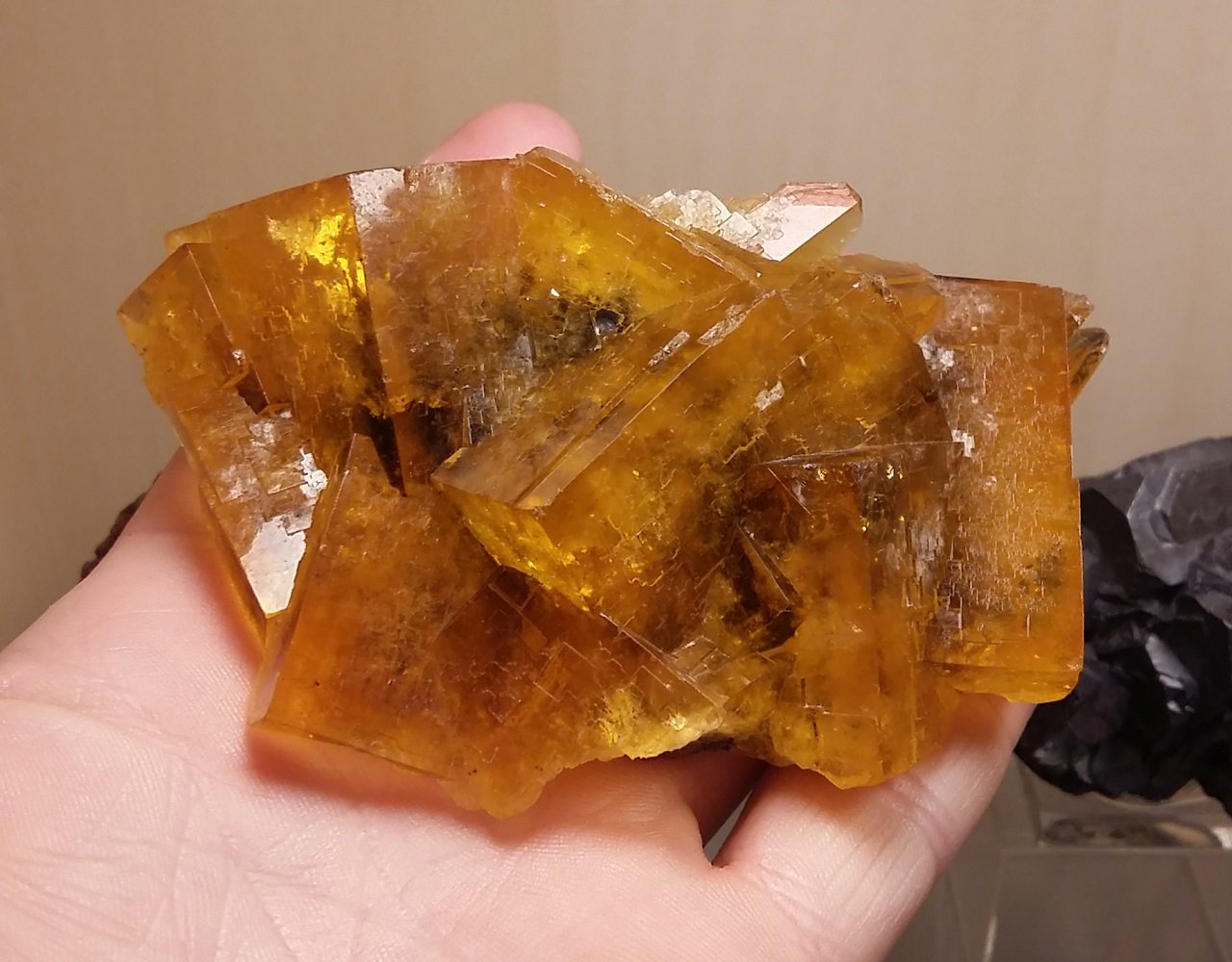 Fluorite
Specimen size 10 cm, largest crystals 4 cm
(Autor: Tobi)