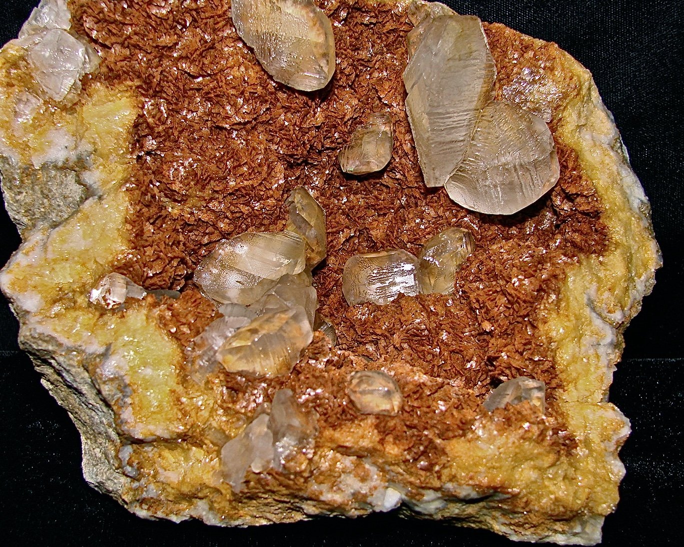 Calcite on Dolomite
14 cm x 14 cm.   the calcites are 1 cm - 4 cm
(Autor: Bob Harman)