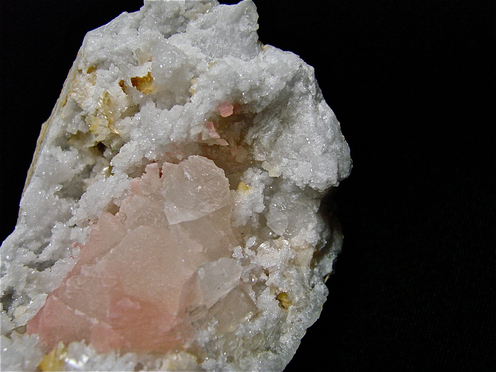 Dolomite and Calcite (variety manganese rich) on Quartz
geode is 7 cm and the main calcite is 5 cm
(Autor: Bob Harman)