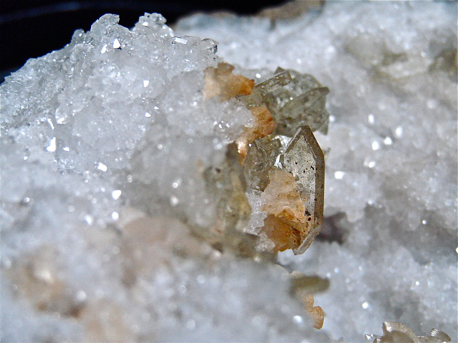 Baryte and Dolomite on Quartz
Baryte is 2 cm
(Autor: Bob Harman)