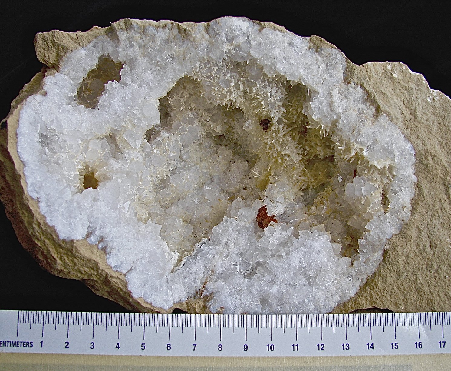 Aragonite on Quartz.
The geode is about 13 cm while most of the aragonite is 4 mm - 6mm
(Autor: Bob Harman)