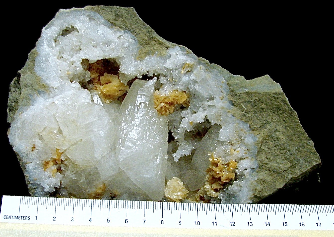 Calcite and Dolomite on Quartz
geode is 13 cm, the calcite is 4.2 cm and the dolomite groups are up to 2.6 cm
(Autor: Bob Harman)