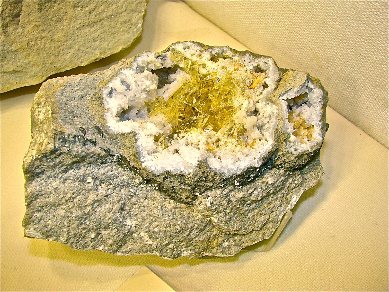 Baryte on Quartz
Geode is about 8 cm. The Baryte are up to 1.8 cm. Marcasites and/or Smythites micro in the Baryte
(Autor: Bob Harman)